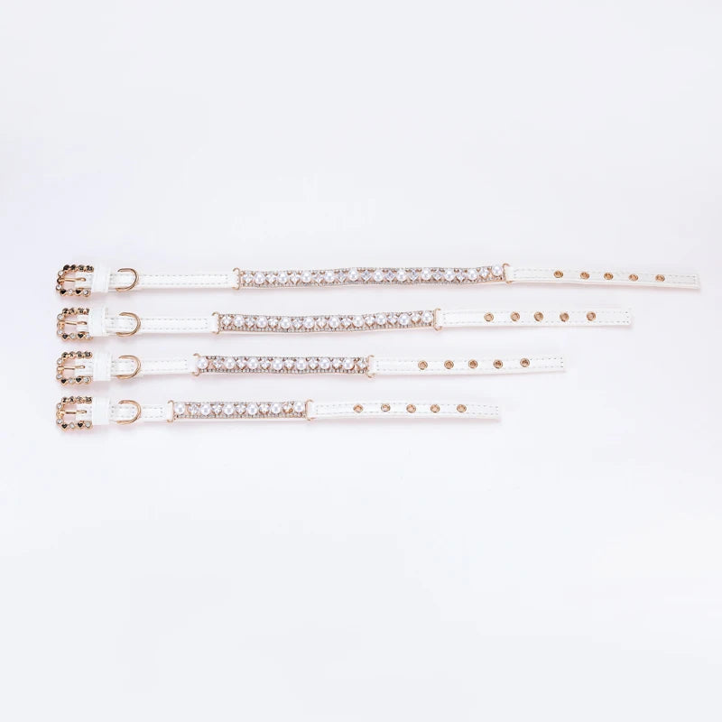Colar de luxo com pérolas e strass para gatos e cachorros de pequeno porte.
