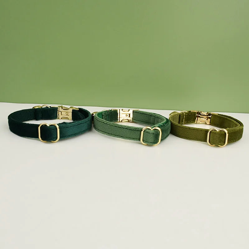 Coleira de veludo para gatos com laço, personalizada para gatos, acessórios para gatos, coleira com sino e laço.