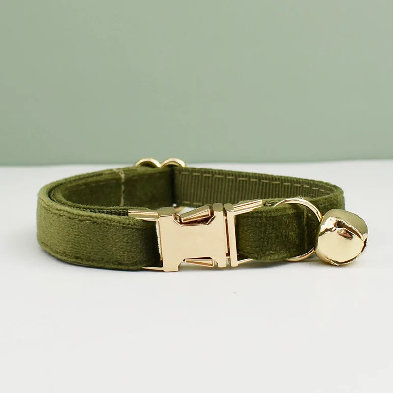 Coleira de veludo para gatos com laço, personalizada para gatos, acessórios para gatos, coleira com sino e laço.