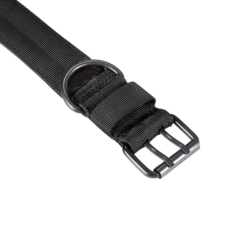 Coleira tática ajustável e durável em nylon para cães de porte médio e grande.