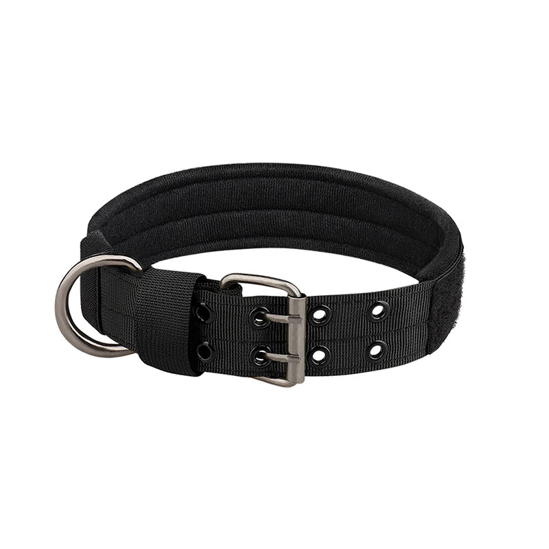 Coleira tática ajustável e durável em nylon para cães de porte médio e grande.