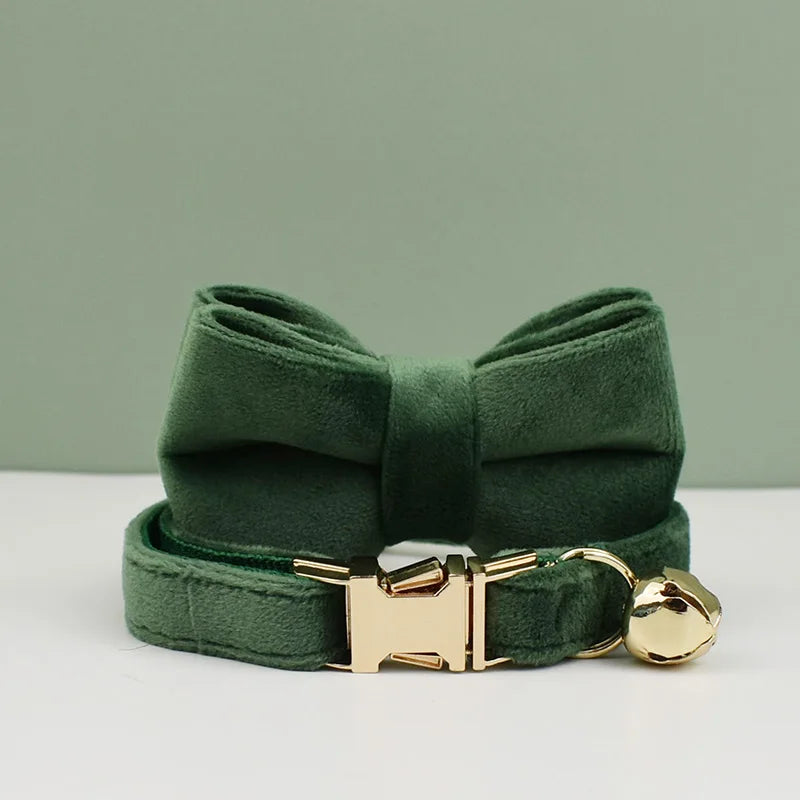 Coleira de veludo para gatos com laço, personalizada para gatos, acessórios para gatos, coleira com sino e laço.