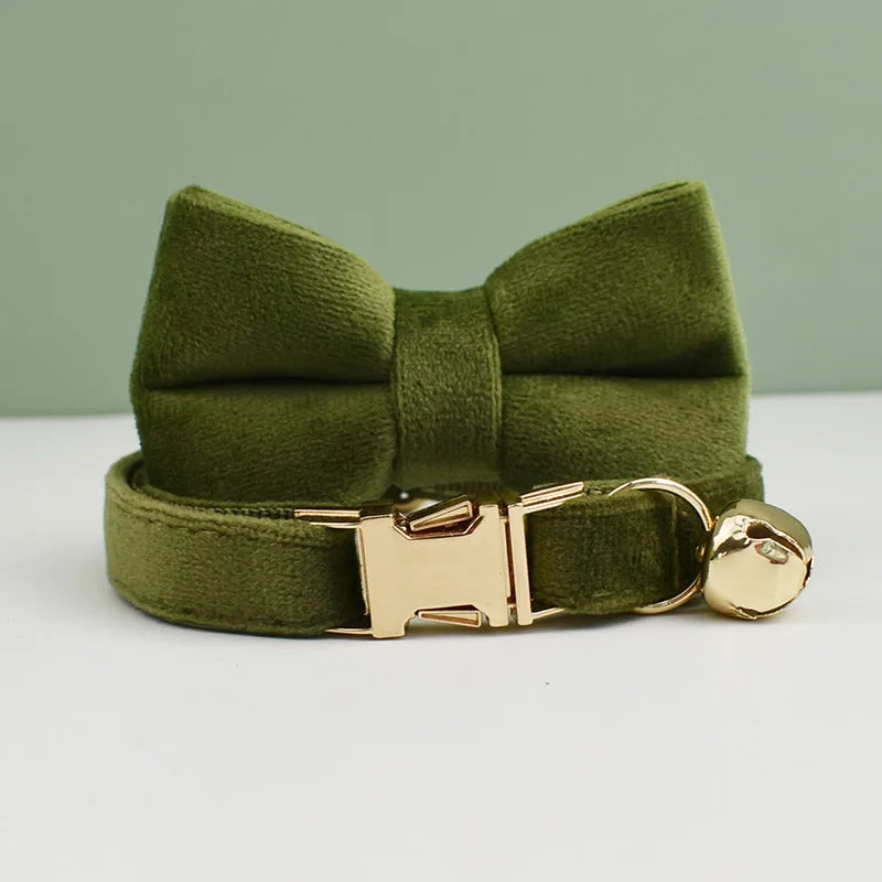 Coleira de veludo para gatos com laço, personalizada para gatos, acessórios para gatos, coleira com sino e laço.