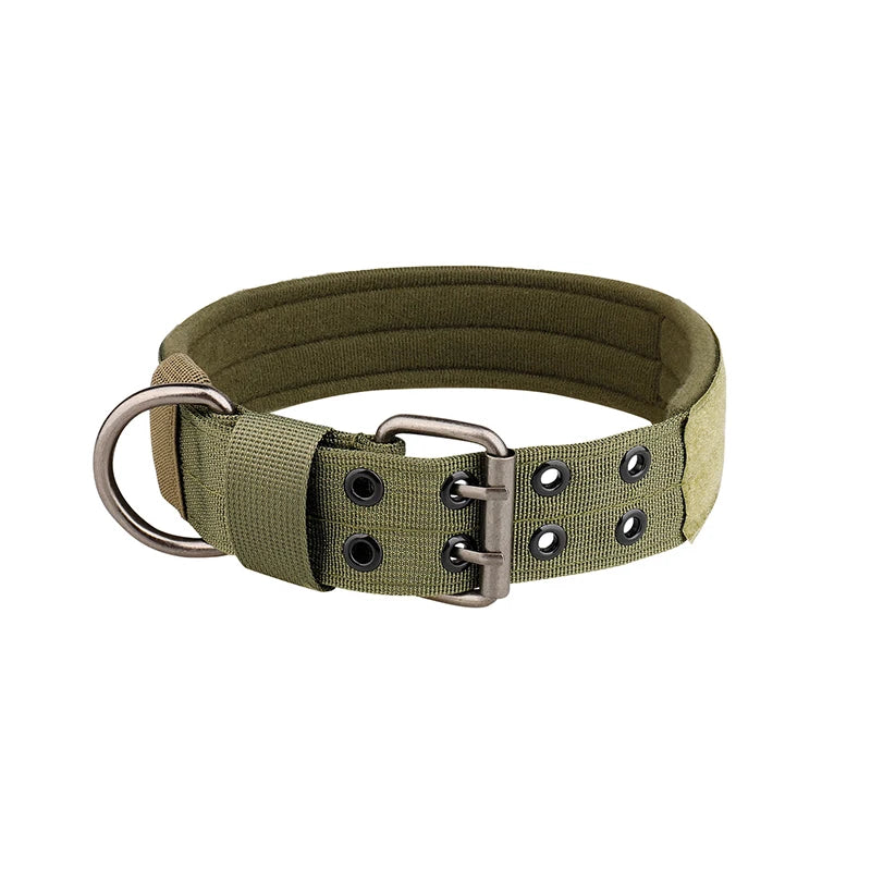Coleira tática ajustável e durável em nylon para cães de porte médio e grande.