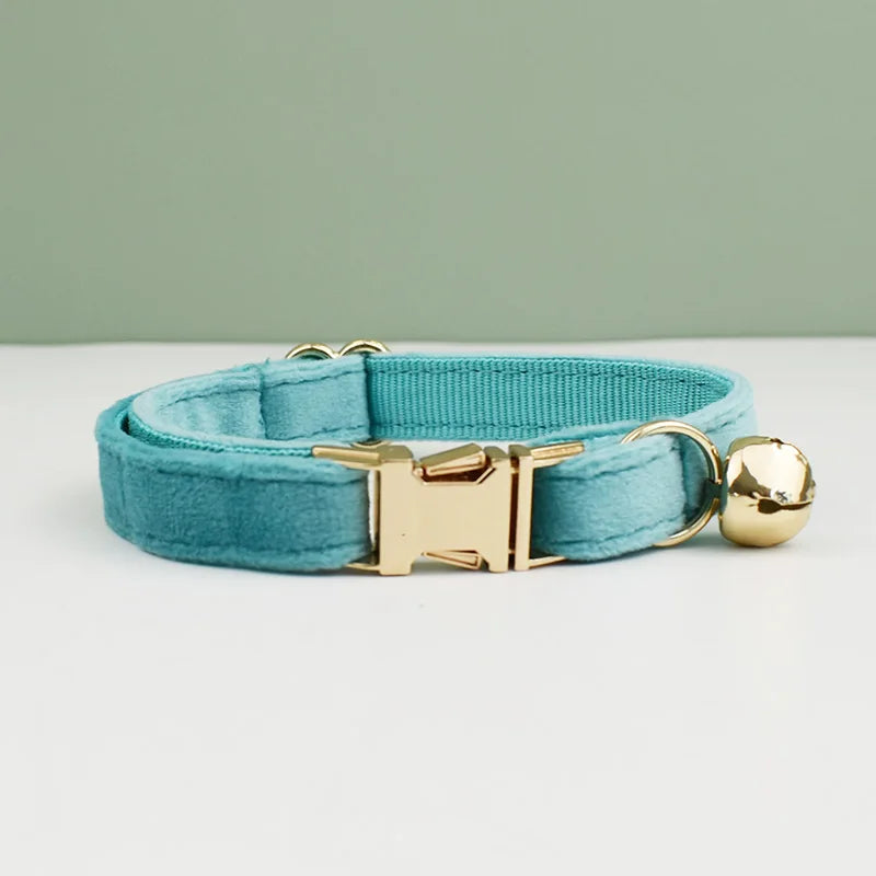 Coleira de veludo para gatos com laço, personalizada para gatos, acessórios para gatos, coleira com sino e laço.