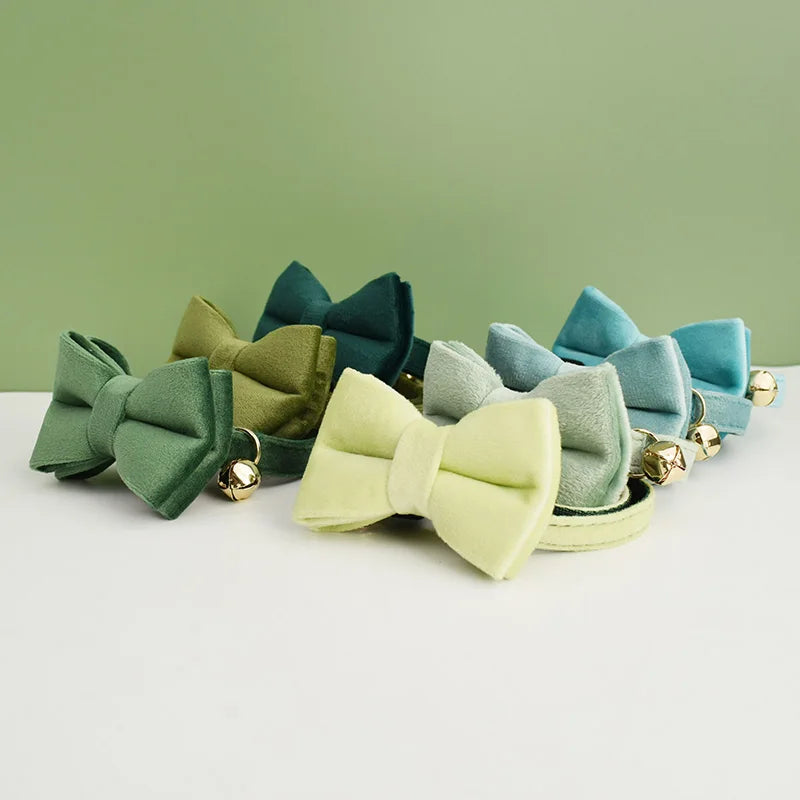 Coleira de veludo para gatos com laço, personalizada para gatos, acessórios para gatos, coleira com sino e laço.