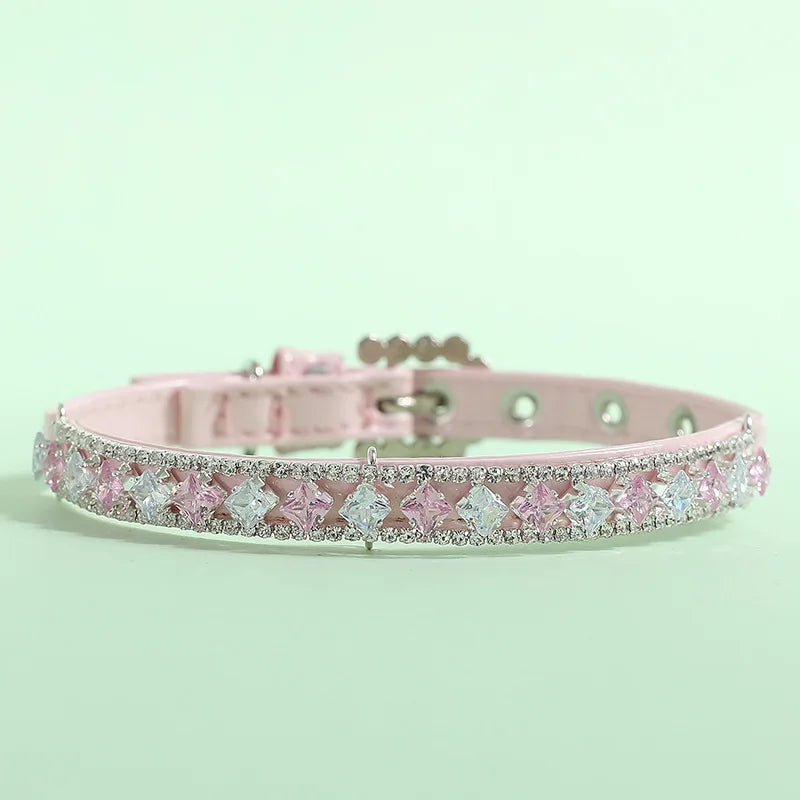 Colar de luxo com pérolas e strass para gatos e cachorros de pequeno porte.