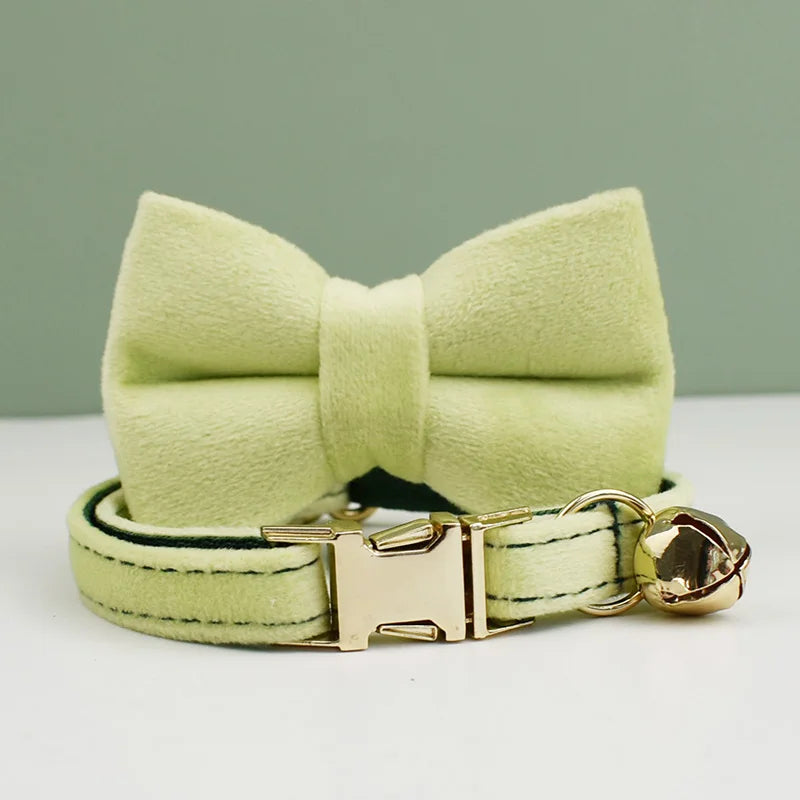 Coleira de veludo para gatos com laço, personalizada para gatos, acessórios para gatos, coleira com sino e laço.