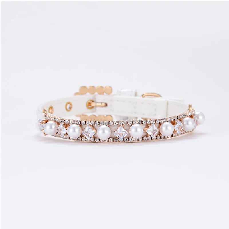 Colar de luxo com pérolas e strass para gatos e cachorros de pequeno porte.