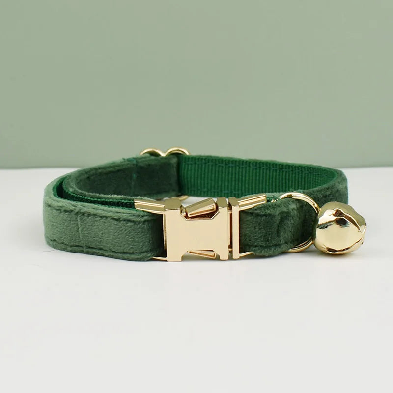 Coleira de veludo para gatos com laço, personalizada para gatos, acessórios para gatos, coleira com sino e laço.