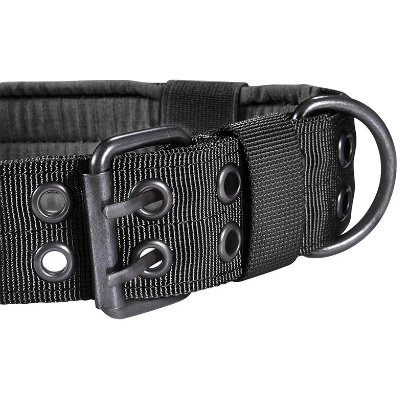 Coleira tática ajustável e durável em nylon para cães de porte médio e grande.