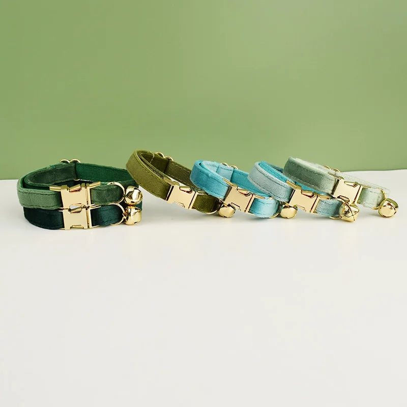 Coleira de veludo para gatos com laço, personalizada para gatos, acessórios para gatos, coleira com sino e laço.