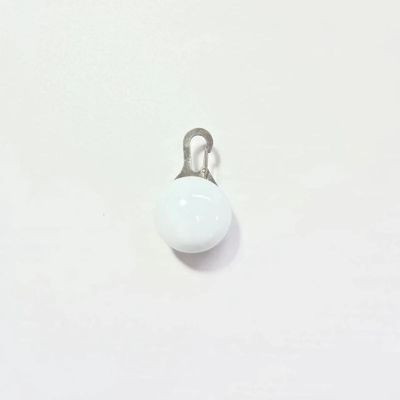 Coleira LED com pingente luminoso para cães, acessório de segurança para passeios noturnos, ideal para cães de pequeno, médio e grande porte.