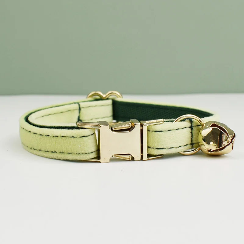Coleira de veludo para gatos com laço, personalizada para gatos, acessórios para gatos, coleira com sino e laço.