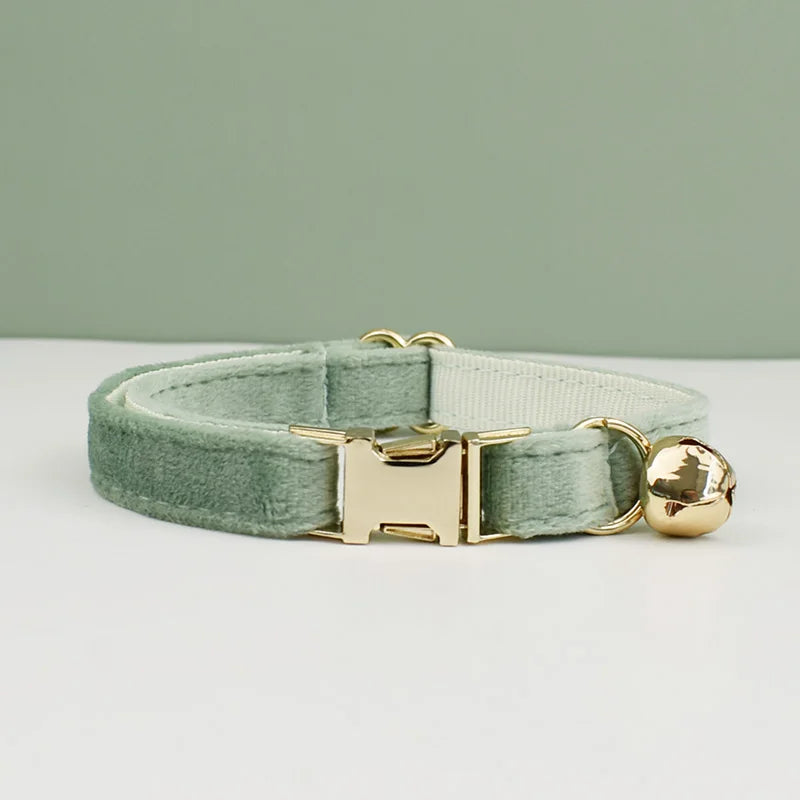 Coleira de veludo para gatos com laço, personalizada para gatos, acessórios para gatos, coleira com sino e laço.