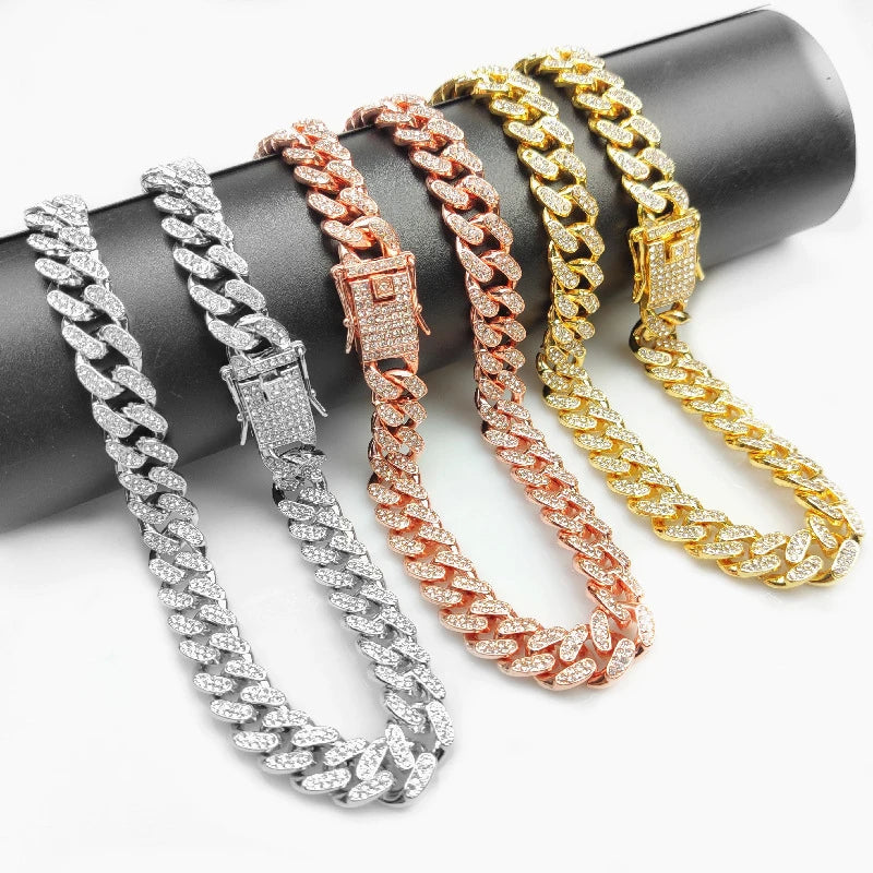 Colar de luxo com corrente cubana para gatos .