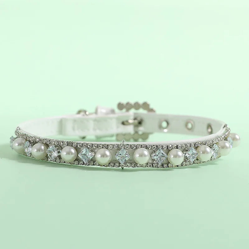 Colar de luxo com pérolas e strass para gatos e cachorros de pequeno porte.