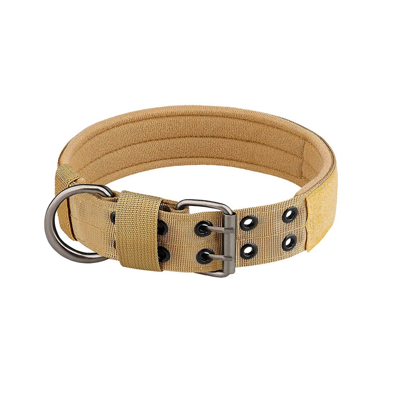 Coleira tática ajustável e durável em nylon para cães de porte médio e grande.