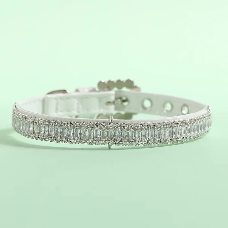 Colar de luxo com pérolas e strass para gatos e cachorros de pequeno porte.