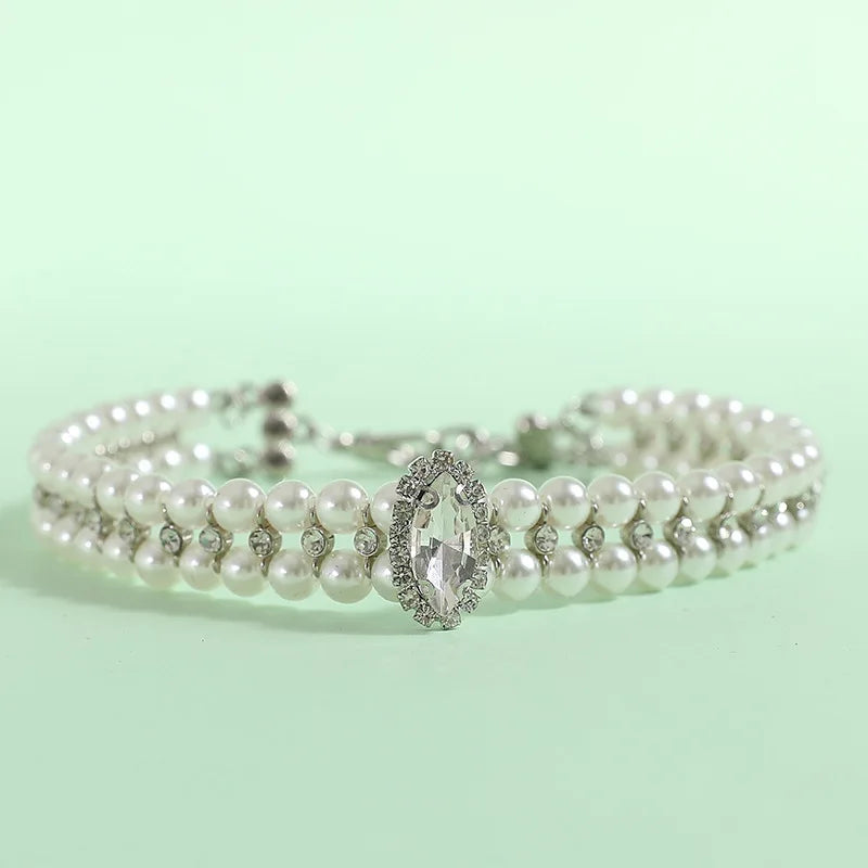 Colar de luxo com pérolas e strass para gatos e cachorros de pequeno porte.