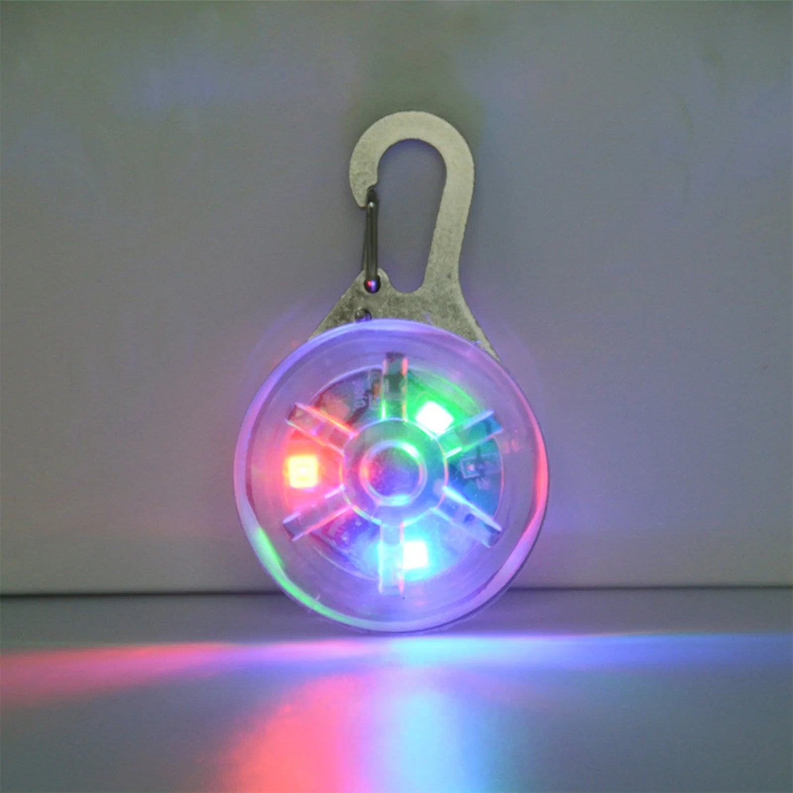 Coleira LED com pingente luminoso para cães, acessório de segurança para passeios noturnos, ideal para cães de pequeno, médio e grande porte.