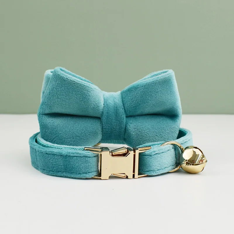Coleira de veludo para gatos com laço, personalizada para gatos, acessórios para gatos, coleira com sino e laço.