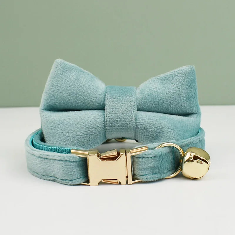 Coleira de veludo para gatos com laço, personalizada para gatos, acessórios para gatos, coleira com sino e laço.