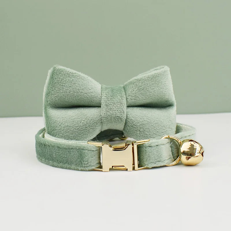 Coleira de veludo para gatos com laço, personalizada para gatos, acessórios para gatos, coleira com sino e laço.