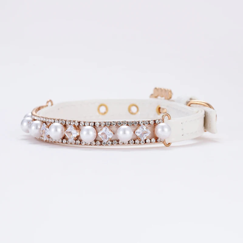 Colar de luxo com pérolas e strass para gatos e cachorros de pequeno porte.