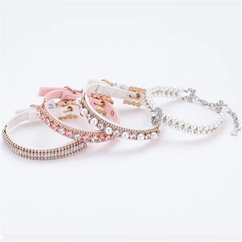 Colar de luxo com pérolas e strass para gatos e cachorros de pequeno porte.