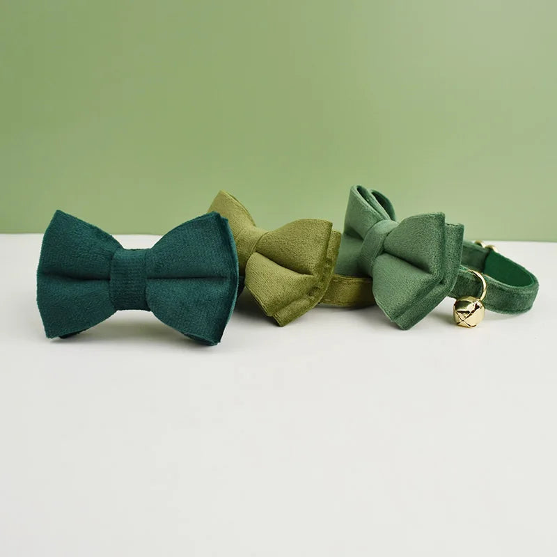 Coleira de veludo para gatos com laço, personalizada para gatos, acessórios para gatos, coleira com sino e laço.
